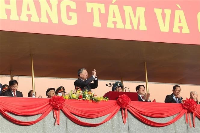 Party General Secretary To Lam (standing) and delegates attend the ceremony. (Photo: VNA)