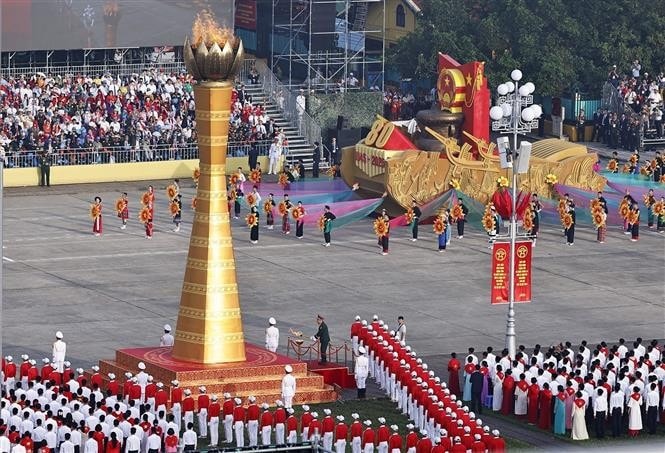 The ceremony begins with a torch relay and the lighting of the flame monument – a symbol of the aspirations of the Vietnamese people. (Photo: VNA)