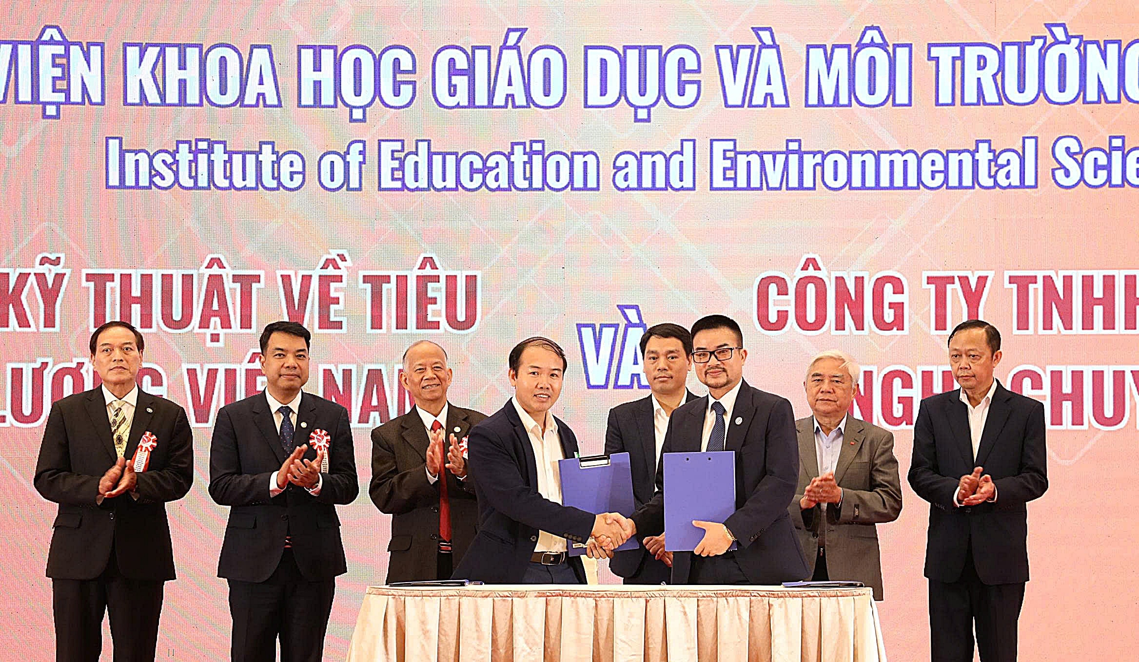Đại diện Viện Khoa học Giáo dục và Môi trường ký kết hợp tác với Công ty TNHH VR78 trong việc kết nối các giải pháp số và thực tế ảo cho cộng đồng trong lĩnh vực Văn hóa, Giáo dục và Môi trường. Ảnh: T. Tâm