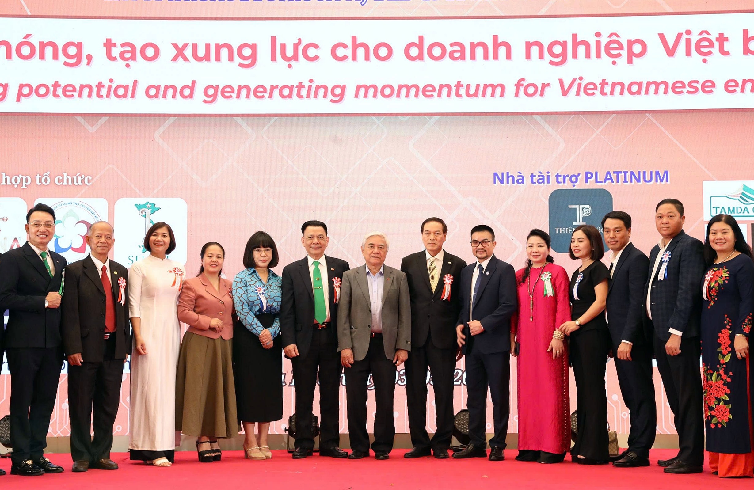  Các đại biểu chụp ảnh lưu niệm tại Diễn đàn. Ảnh: T. Tâm