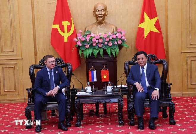Giáo sư, tiến sỹ Nguyễn Xuân Thắng tiếp đồng chí Vladimir Vladimirovich Yakushev, Phó Chủ tịch thứ nhất Hội đồng liên bang Quốc hội Nga. (Ảnh: Văn Điệp/TTXVN) ttxvn-0309-viet-nam-nga-hoc-vien-chinh-tri-quoc-gia-2.jpg