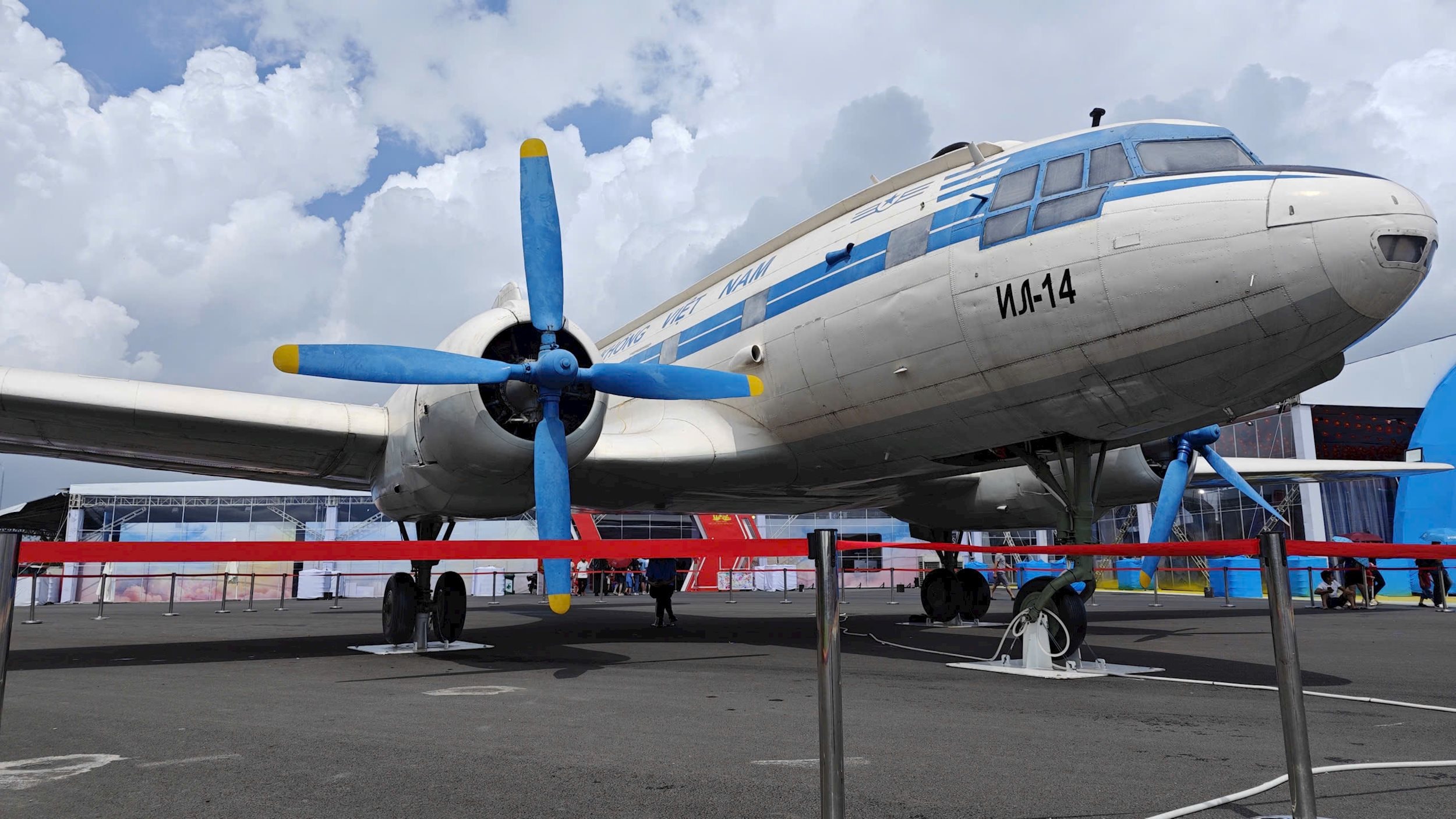Chiếc chuyên cơ IL-14 từng nhiều lần chở Chủ tịch Hồ Chí Minh, nay trở thành hiện vật trưng bày tại gian triển lãm của Vietnam Airlines, như một di sản hàng không quý giá. Ảnh VNA
