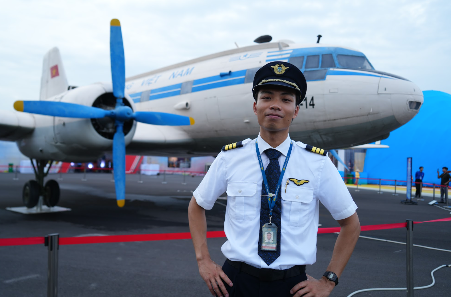 Cơ phó Phạm Sơn Hải chụp ảnh bên chiếc chuyên cơ lịch sử IL-14. Ảnh VNA