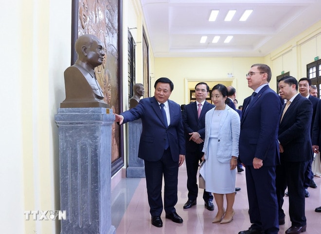 Giáo sư,tiến sỹ Nguyễn Xuân Thắng giới thiệu với đồng chí Vladimir Vladimirovich Yakushev, Phó Chủ tịch thứ nhất Hội đồng liên bang Quốc hội Nga và thành viên đoàn về lịch sử hình thành và phát triển của Học viện. (Ảnh: Văn Điệp/TTXVN) ttxvn-0309-viet-nam-nga-hoc-vien-chinh-tri-quoc-gia-3.jpg