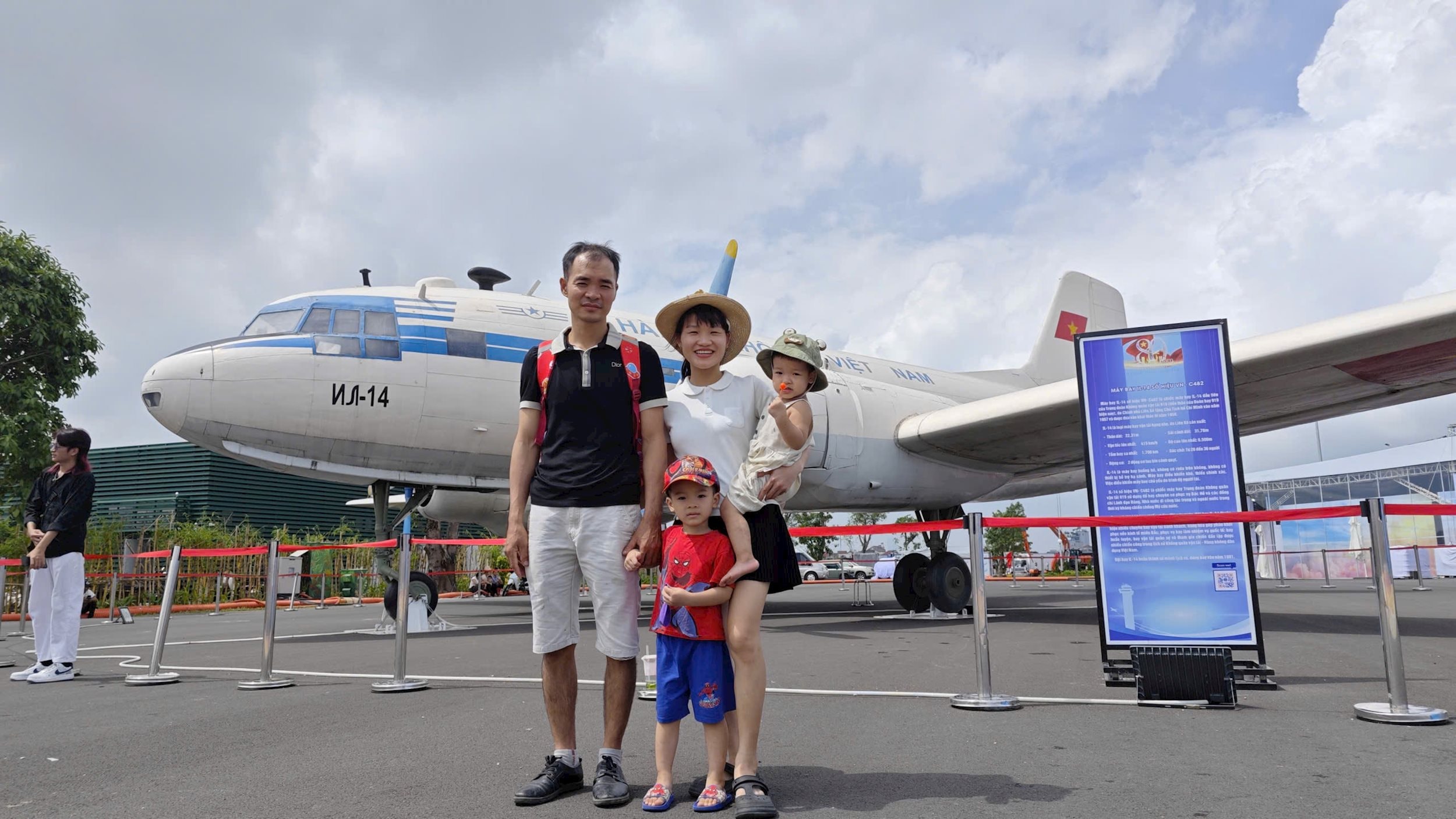 Khách tham quan đưa con nhỏ đến chiêm ngưỡng chiếc máy bay lịch sử, cùng trải nghiệm hành trình “Khát vọng bầu trời”. Ảnh VNA