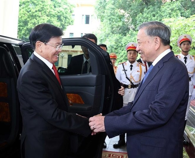 Party General Secretary To Lam (R) meets with Party General Secretary and President of Laos Thongloun Sisoulith in Hanoi on September 2. (Photo: VNA) Party General Secretary To Lam (R) meets with Party General Secretary and President of Laos Thongloun Sisoulith in Hanoi on September 2. (Photo: VNA)