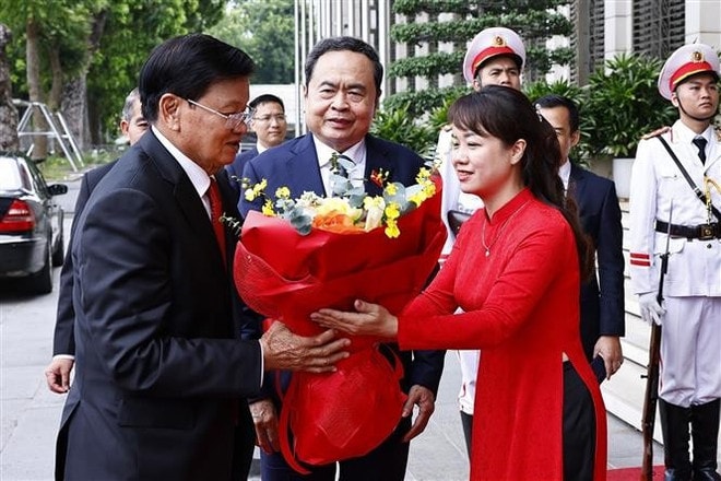 Vietnamese NA Chairman Tran Thanh Man (C) welcomes Party General Secretary and President of Laos Thongloun Sisoulith. (Photo:V NA) Vietnamese NA Chairman Tran Thanh Man (C) welcomes Party General Secretary and President of Laos Thongloun Sisoulith. (Photo:V NA)