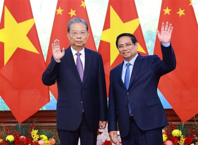Prime Minister Pham Minh Chinh (R) receives Zhao Leji, member of the Standing Committee of the Political Bureau of the Communist Party of China (CPC) Central Committee and Chairman of the Standing Committee of the National People’s Congress (NPC) of China, in Hanoi on September 2. (Photo: VNA)