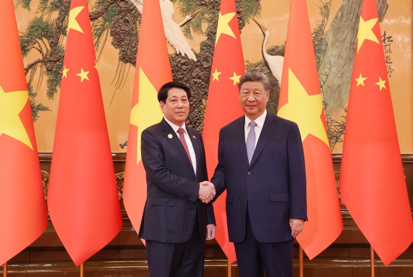 State President Luong Cuong (left) meets with Party General Secretary and President of China Xi Jinping in Beijing on September 4. (Photo: VNA)