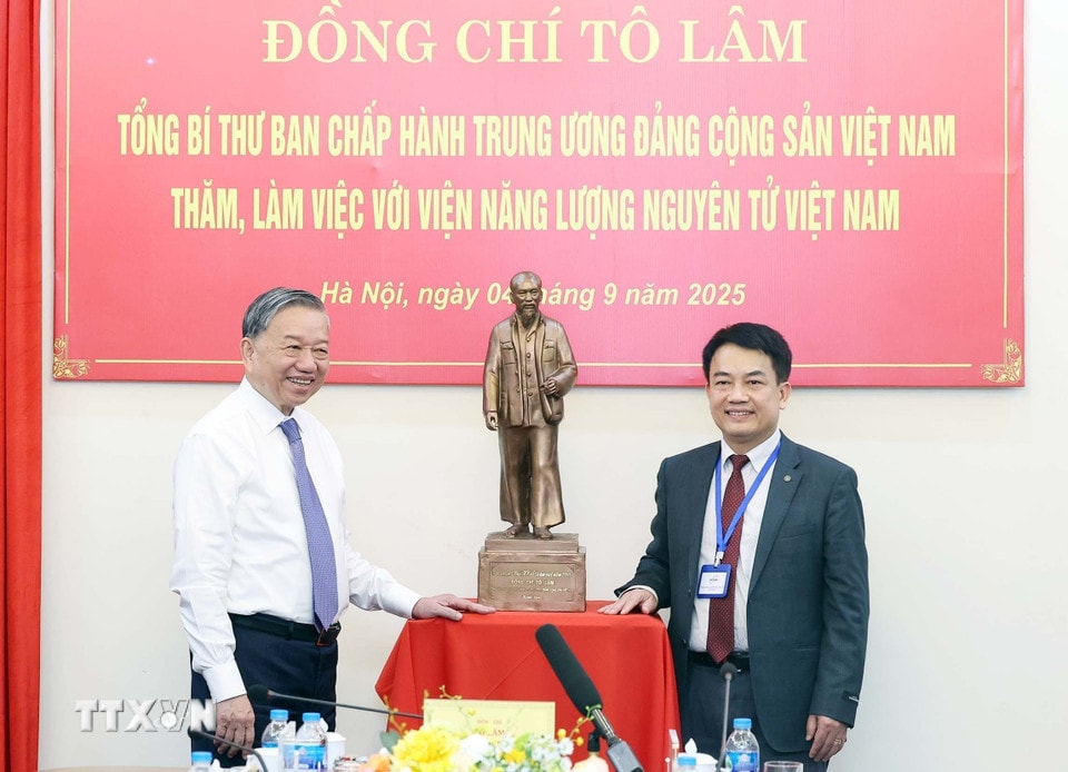 Tổng Bí thư Tô Lâm tặng bức Tượng Chủ tịch Hồ Chí Minh cho Viện Năng lượng Nguyên tử Việt Nam.