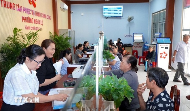 Processing administrative procedures at the Public Service Centre of Nghia Lo ward, Quang Ngai province (Photo: VNA) tinh-gon-3.jpg