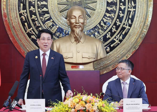 State President Luong Cuong (L) speaks at the meeting with representatives of the Vietnamese community in China on September 4, 2025. (Photo: VNA) State President Luong Cuong (L) speaks at the meeting with representatives of the Vietnamese community in China on September 4, 2025. (Photo: VNA)