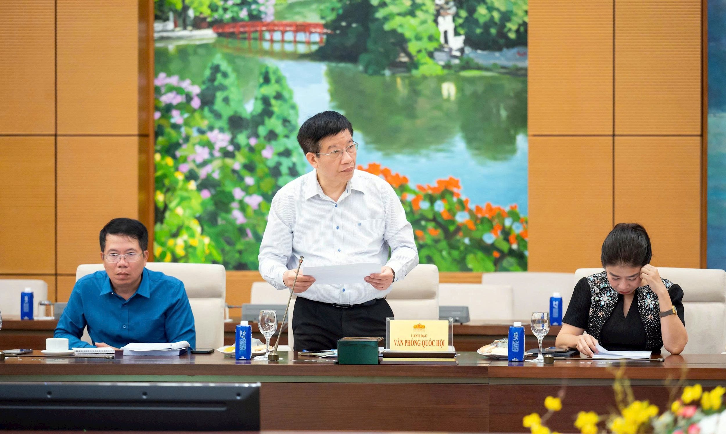Phó Chủ nhiệm Văn phòng Quốc hội Phạm Đình Toản báo cáo tại cuộc làm việc
