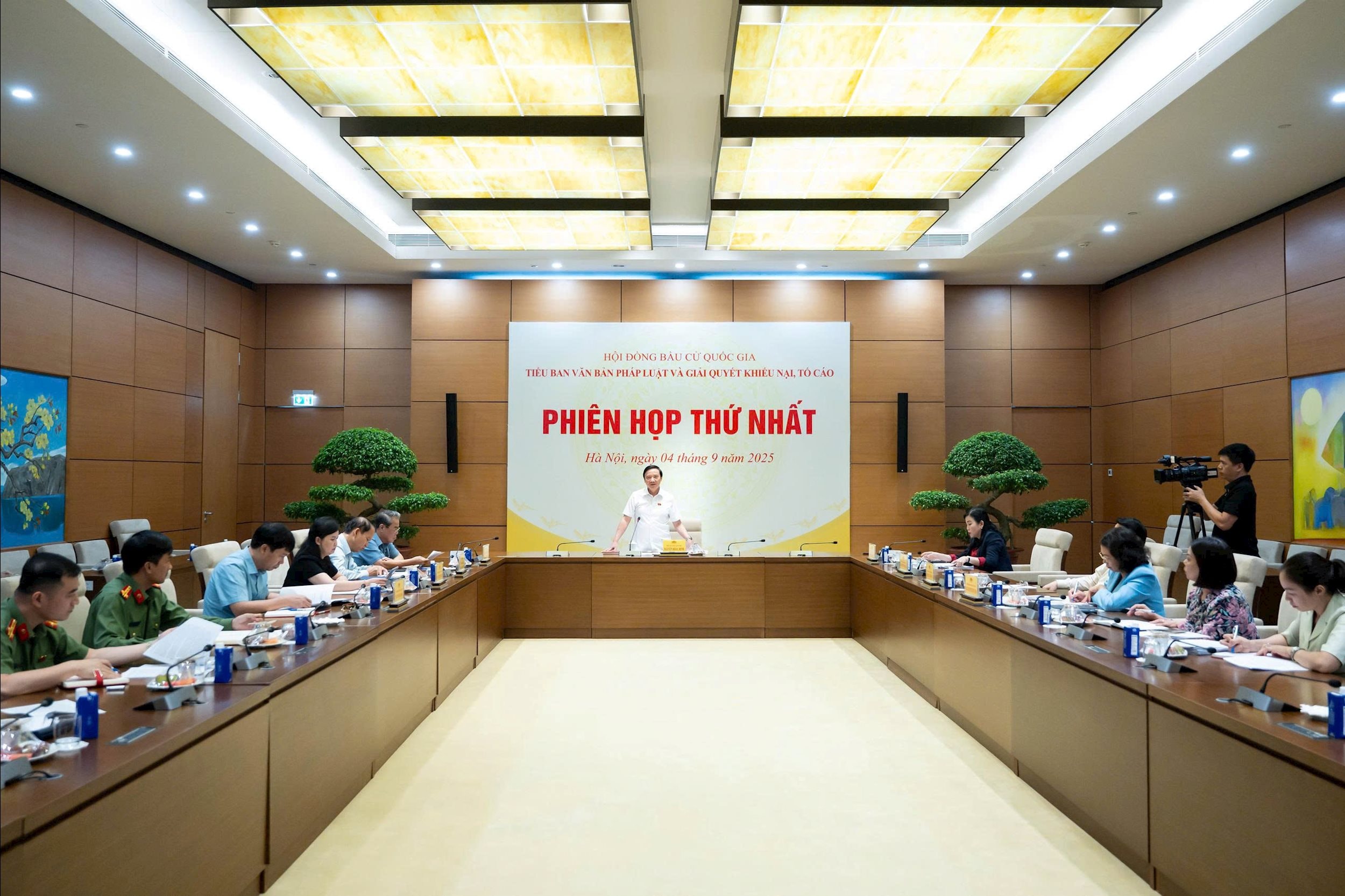 Quang cảnh Phiên họp