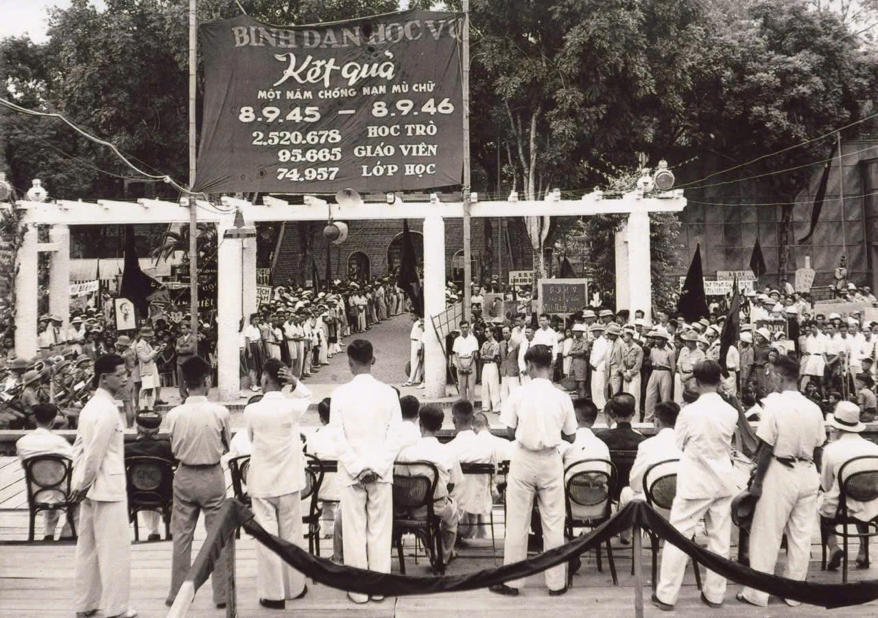 Sau một năm thực hiện phong trào chống nạn mù chữ (8/9/1945-8/9/1946), Đại hội Bình dân học vụ được tổ chức tại Hà Nội. Ảnh: Bộ GD-ĐT