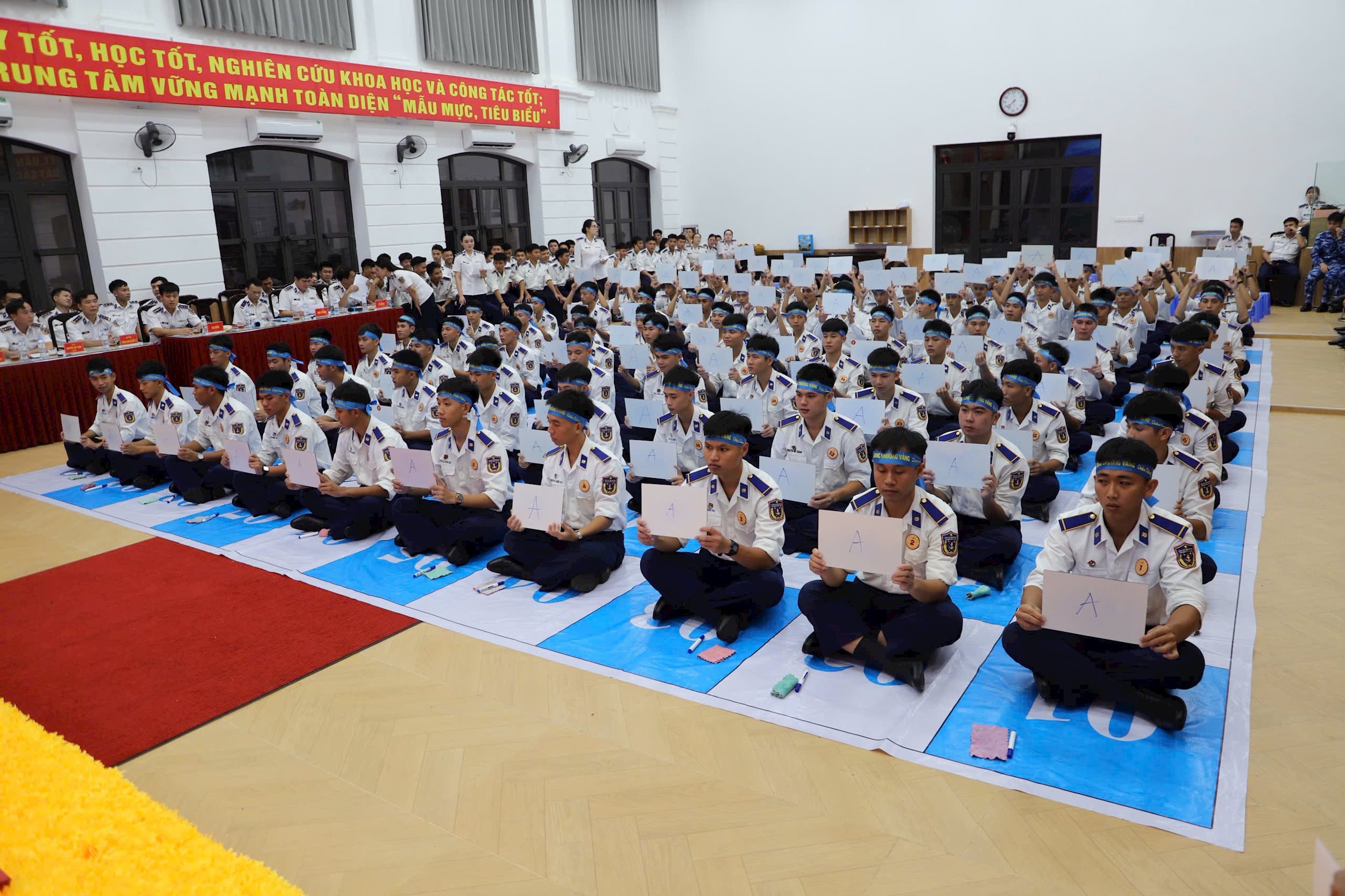 1. Cuộc thi với sự tham gia của 100 thí sinh là học viên tại Trung Tâm.
