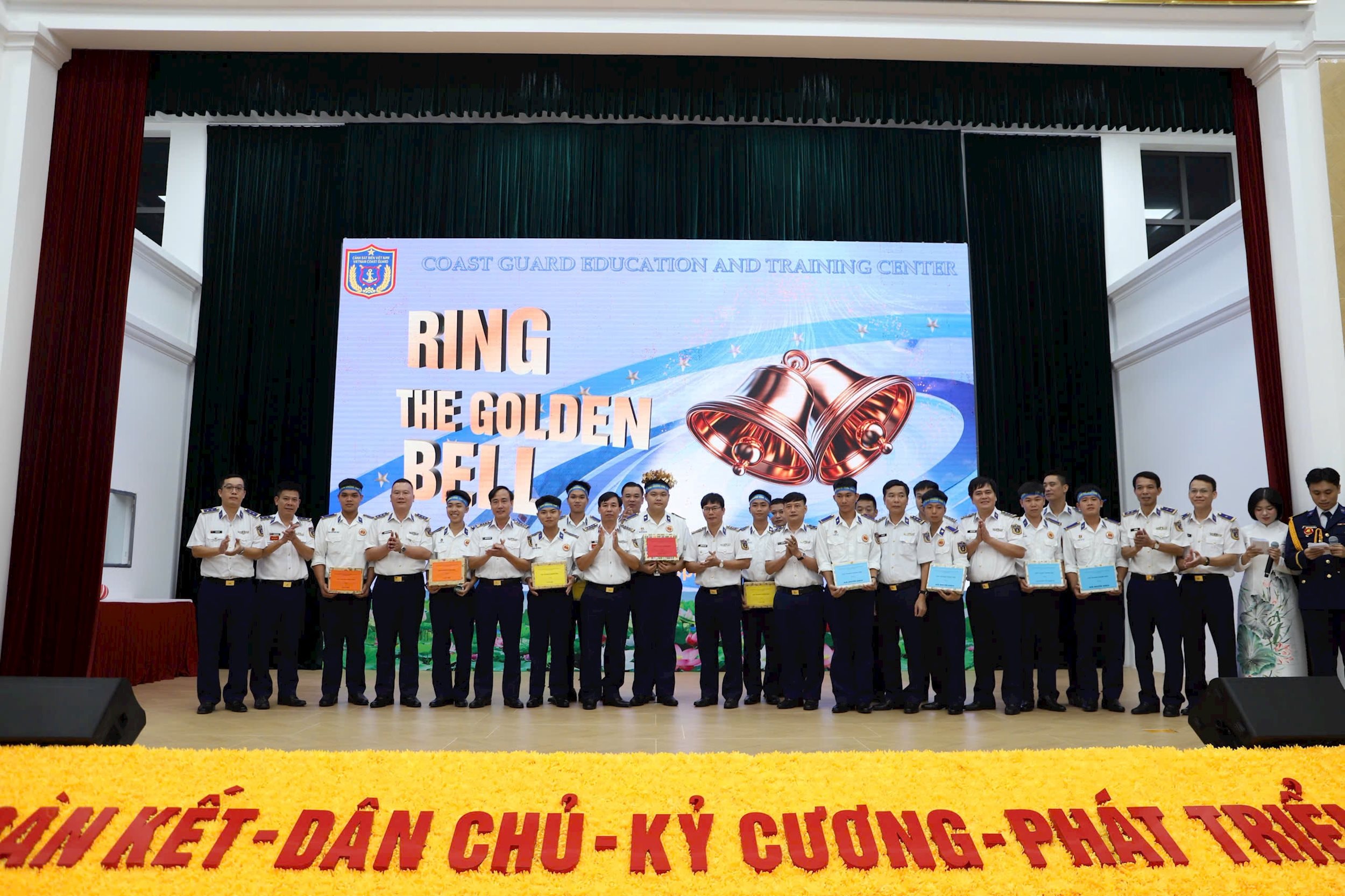4. Ban tổ chức chụp ảnh lưu niệm, tặng quà, chúc mừng các thí sinh xuất sắc tại Cuộc thi.