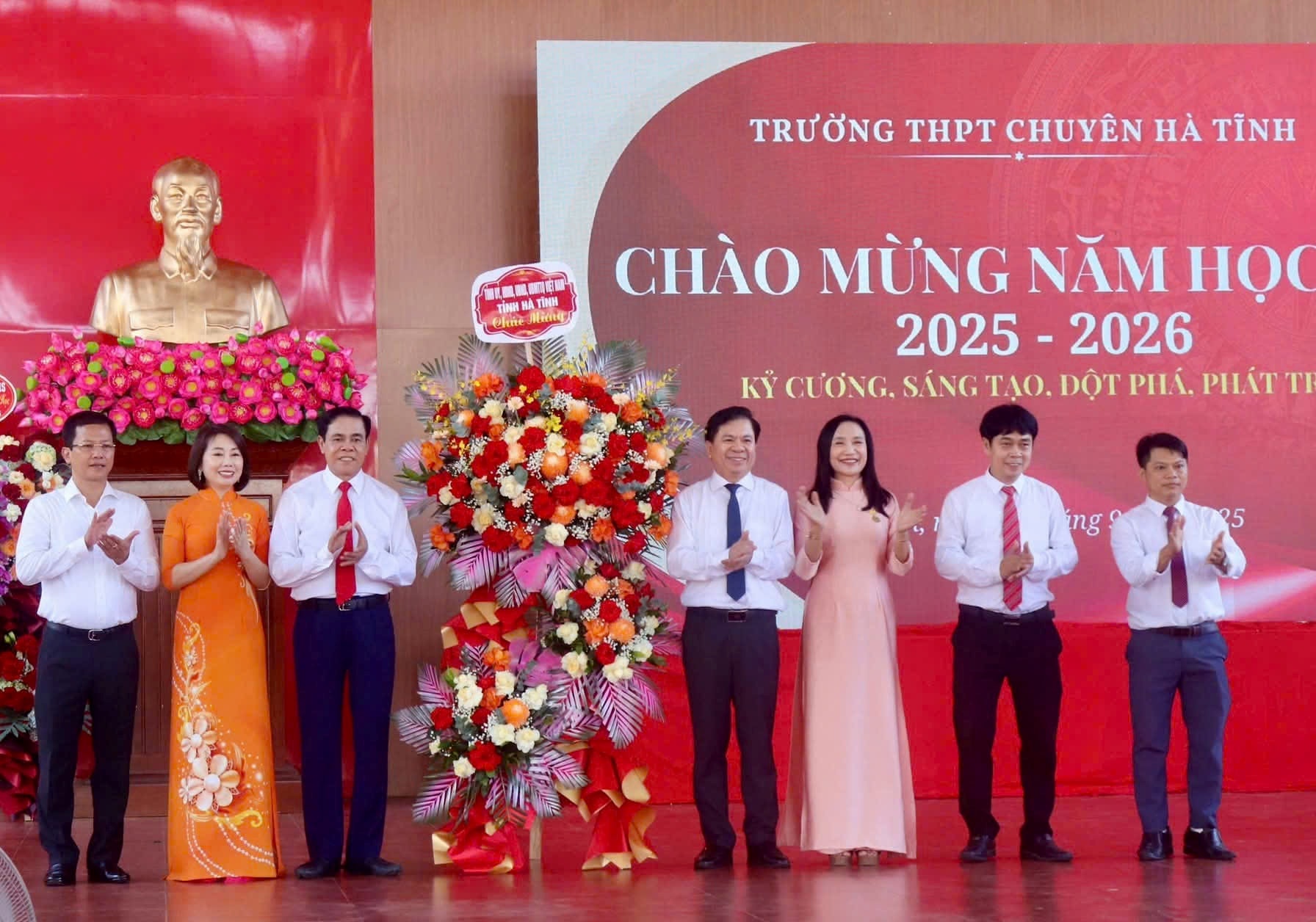 Chủ tịch UBND tỉnh Võ Trọng Hải và đoàn cũng đã đến tặng hoa, chúc mừng Trường THPT Chuyên Hà Tĩnh