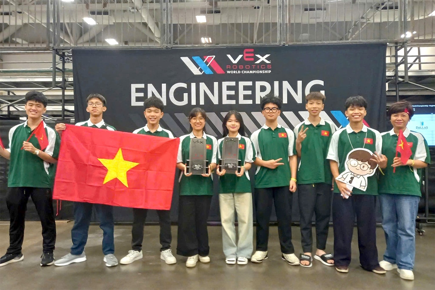 Đội Robotics VEX V5 của Trường THPT Chuyên Cao Bằng giành 2 giải thưởng lớn tại giải Vô địch thế giới Robot VEX 2025. Ảnh: ĐTCC