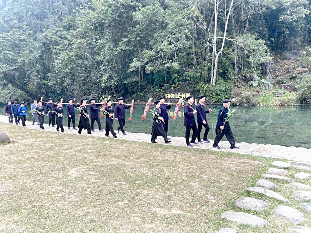 nghi-le-ruoc-nuoc-dau-nguon-pac-bo.-nguon-pccaobang.vn(1).jpg