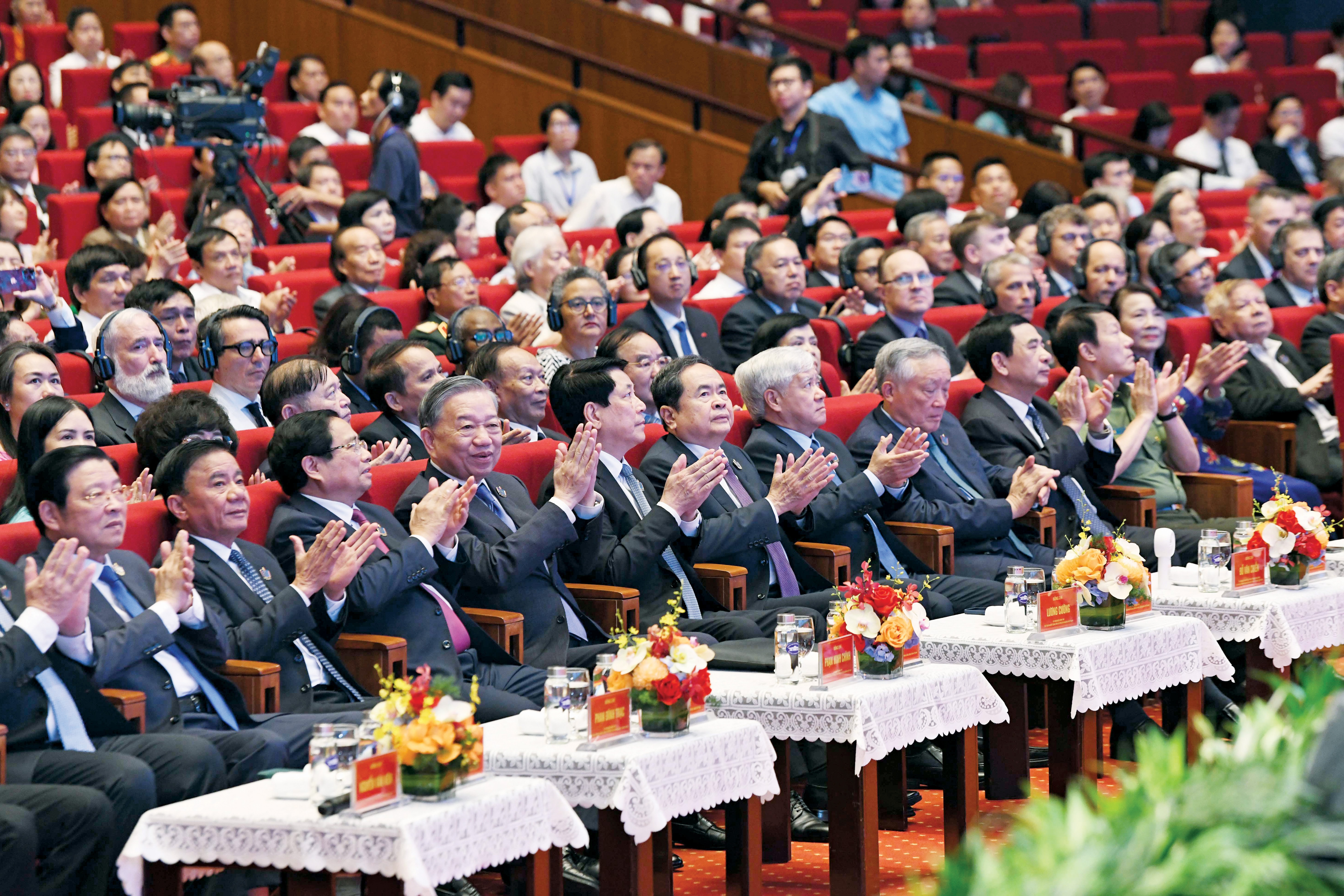 Tổng Bí thư Tô Lâm, Chủ tịch nước Lương Cường, Thủ tướng Chính phủ Phạm Minh Chính, Chủ tịch Quốc hội Trần Thanh Mẫn, Thường trực Ban Bí thư Trần Cẩm Tú và các đại biểu dự buổi lễ