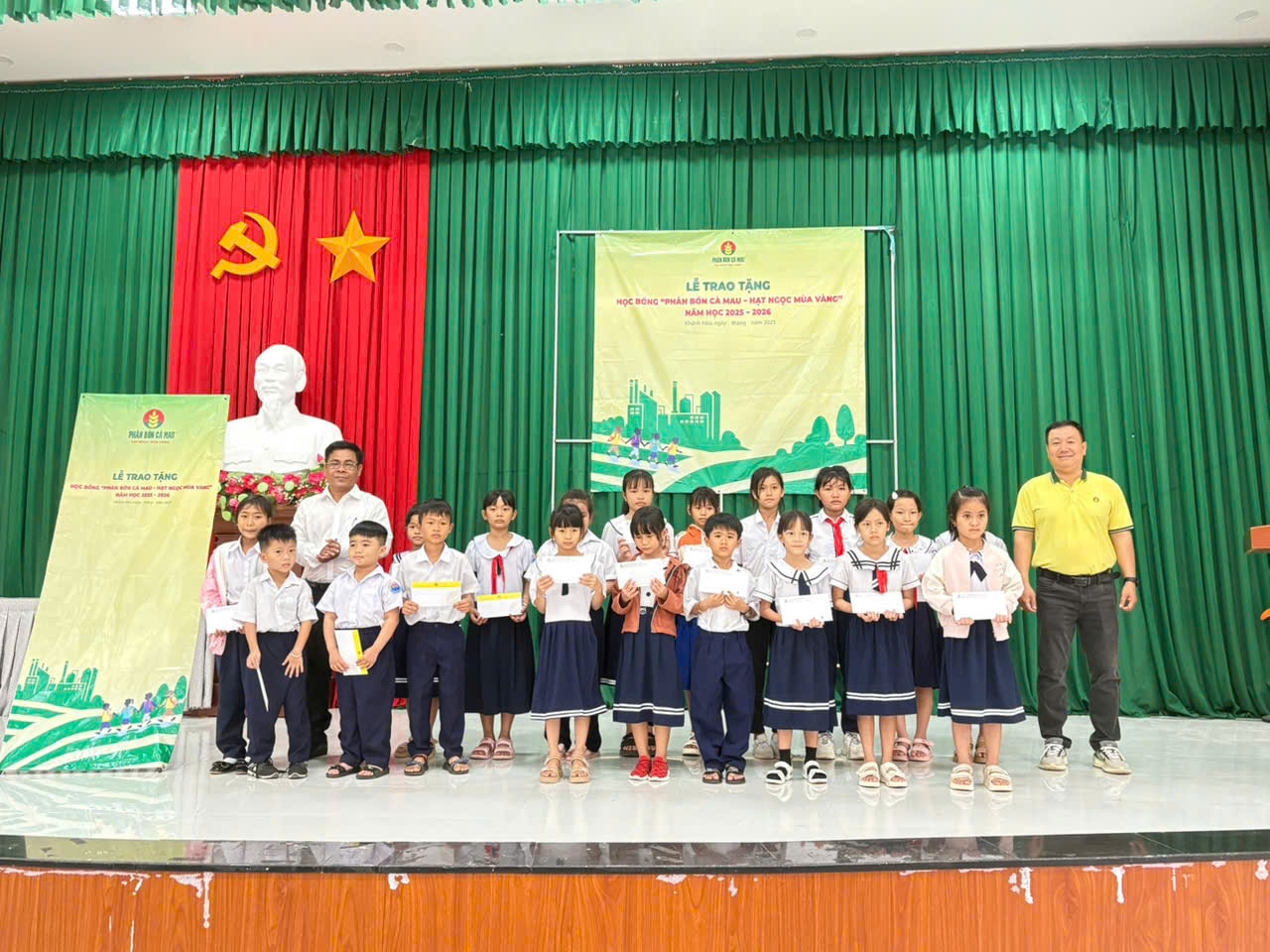 Mỗi suất học bổng là một niềm tin trao gửi, giúp học sinh, sinh viên tự tin viết tiếp ước mơ tương lai
