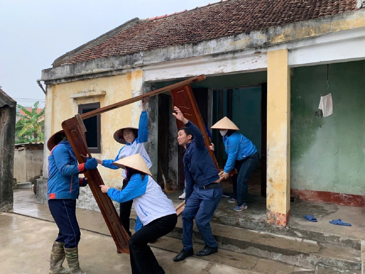 Các lực lượng hỗ trợ người dân xã Cẩm Giàng, TP Hải Phòng xoá nhà tạm, nhà dột nát. Ảnh Tuấn Sỹ.