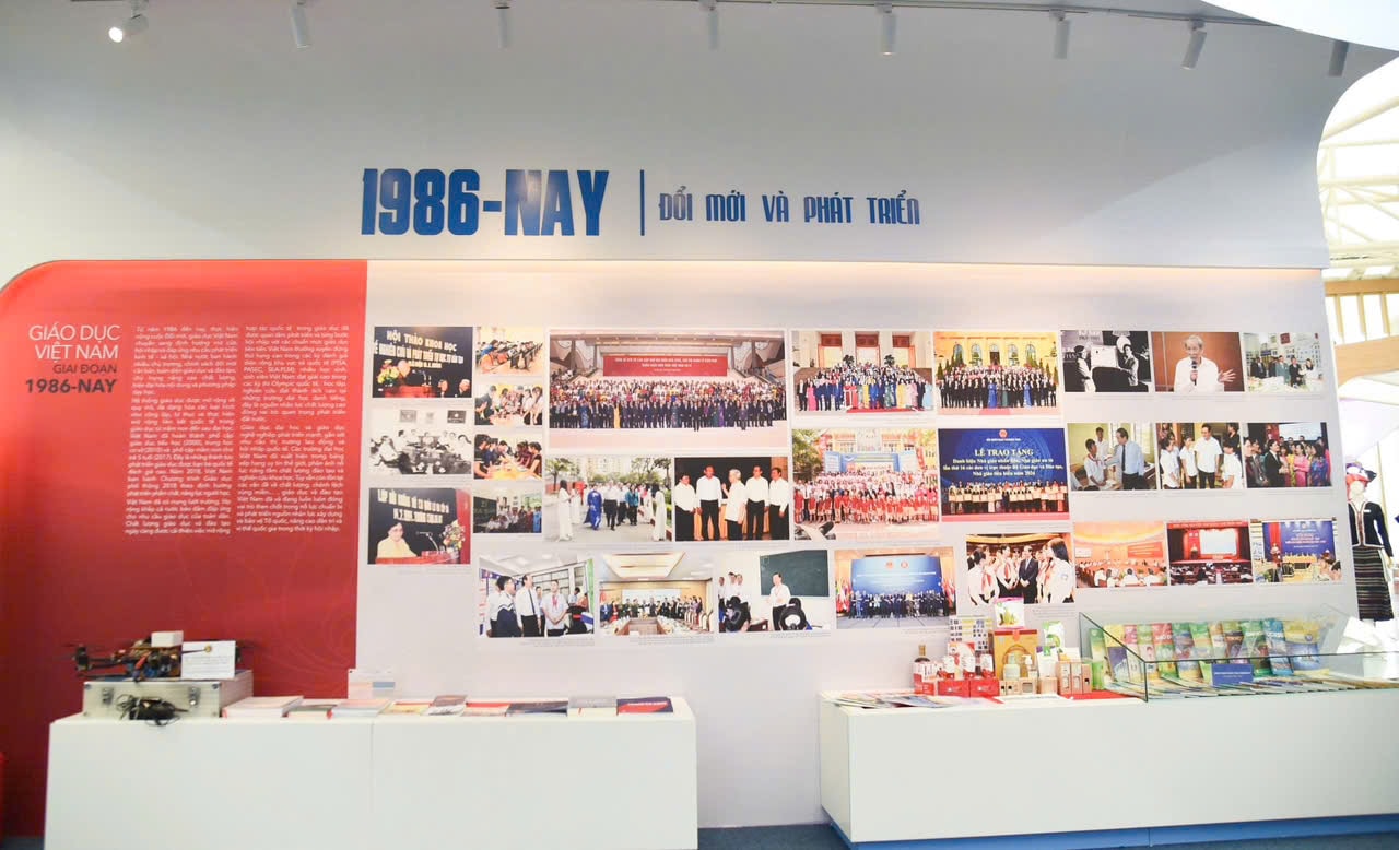Không gian tái hiện nền giáo dục Việt Nam giai đoạn từ na1986 đến nay. Ảnh: Xuân Quý