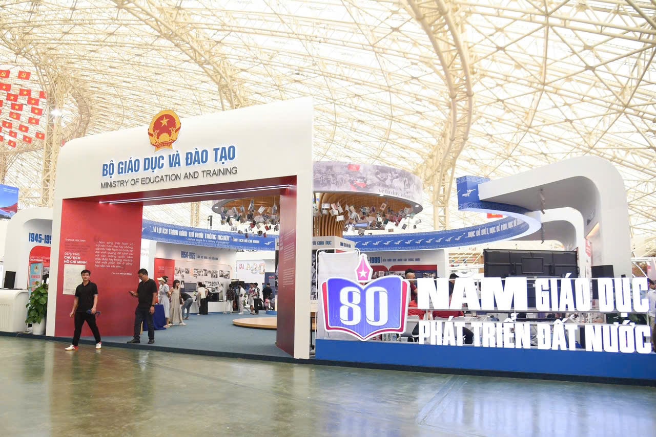 Không gian triển lãm “80 năm giáo dục và đào tạo phát triển đất nước” thu hút khách tham quan. Ảnh: Xuân Qu