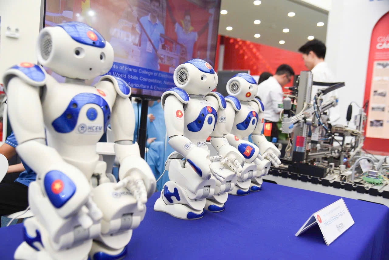 Robot có khả năng nói chuyện được Trường Cao đẳng Cơ điện Hà Nội đưa đến không gian triển lãm