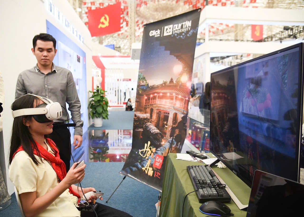 Game thực tế ảo đưa khách tham quan trải nghiệm hình ảnh phố cổ Hội An thế kỷ 17-18 từ Đại học Duy Tân