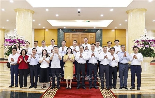 Politburo member and National Assembly Chairman Tran Thanh Man (sixth from right, first row) and the Standing Board of the Quang Tri Party Committee (Photo: VNA) tran-thanh-man.jpg