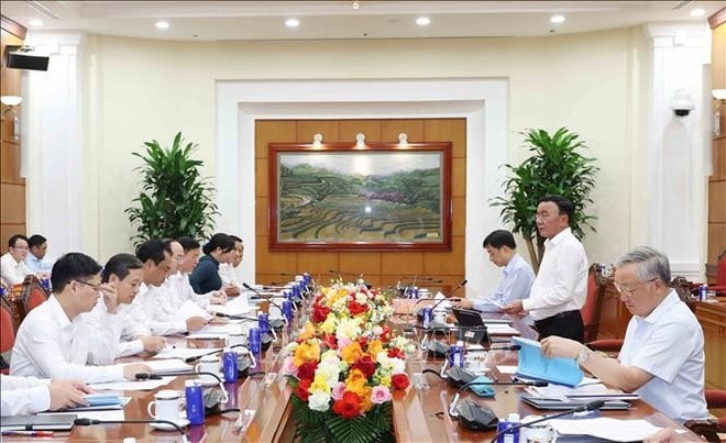Politburo member and permanent member of the Party Central Committee’s Secretariat Tran Cam Tu works with the Standing Board of the Thai Nguyen Party Committee. (Photo: VNA) tran-cam-tu.jpg