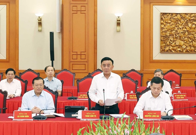 Politburo member and standing member of the Secretariat Tran Cam Tu, also Secretary of the Party Committee of the Central Party Agencies, speaks at the event. (Photo: VNA) vna-potal-tong-bi-thu-chu-tri-cuoc-lam-viec-cua-bo-chinh-tri-voi-ban-thuong-vu-dang-uy-cac-co-quan-dang-trung-uong-8264467.jpg
