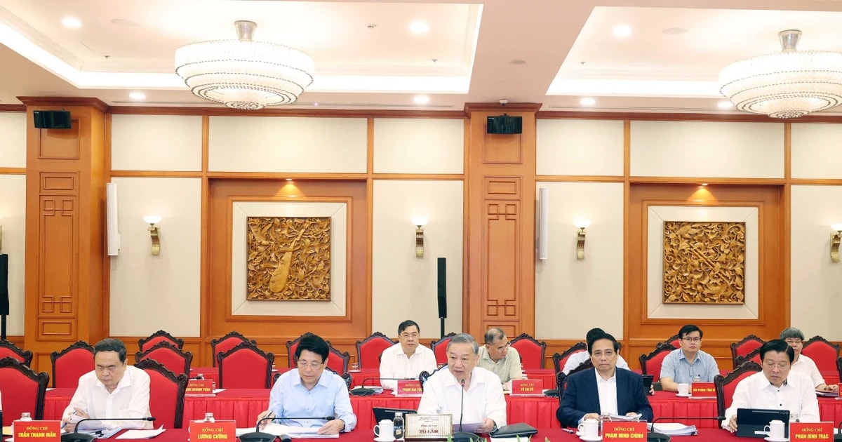 Party General Secretary To Lam presides over the working session between the Politburo and the Standing Board of the Party Committee of the Central Party Agencies on September 9. (Photo: VNA)