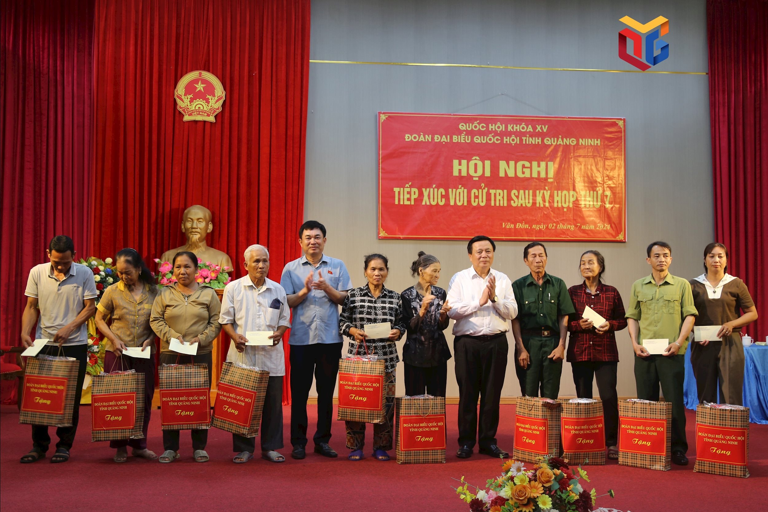 2024-07_Đoàn ĐBQH tỉnh tặng quà các gia đình có hoàn cảnh khó khăn, gia đình chính sách tại các xã đảo trên địa bàn huyện Vân Đồn. Ảnh Nguyễn Thanh