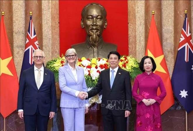 State President Luong Cuong and his wife (R) welcome Governor-General of Australia Sam Mostyn and his spouse in Hanoi on September 10, 2025. (Photo: VNA) vna-potal-le-don-chinh-thuc-toan-quyen-australia-sam-mostyn-tham-cap-nha-nuoc-toi-viet-nam-stand.jpg