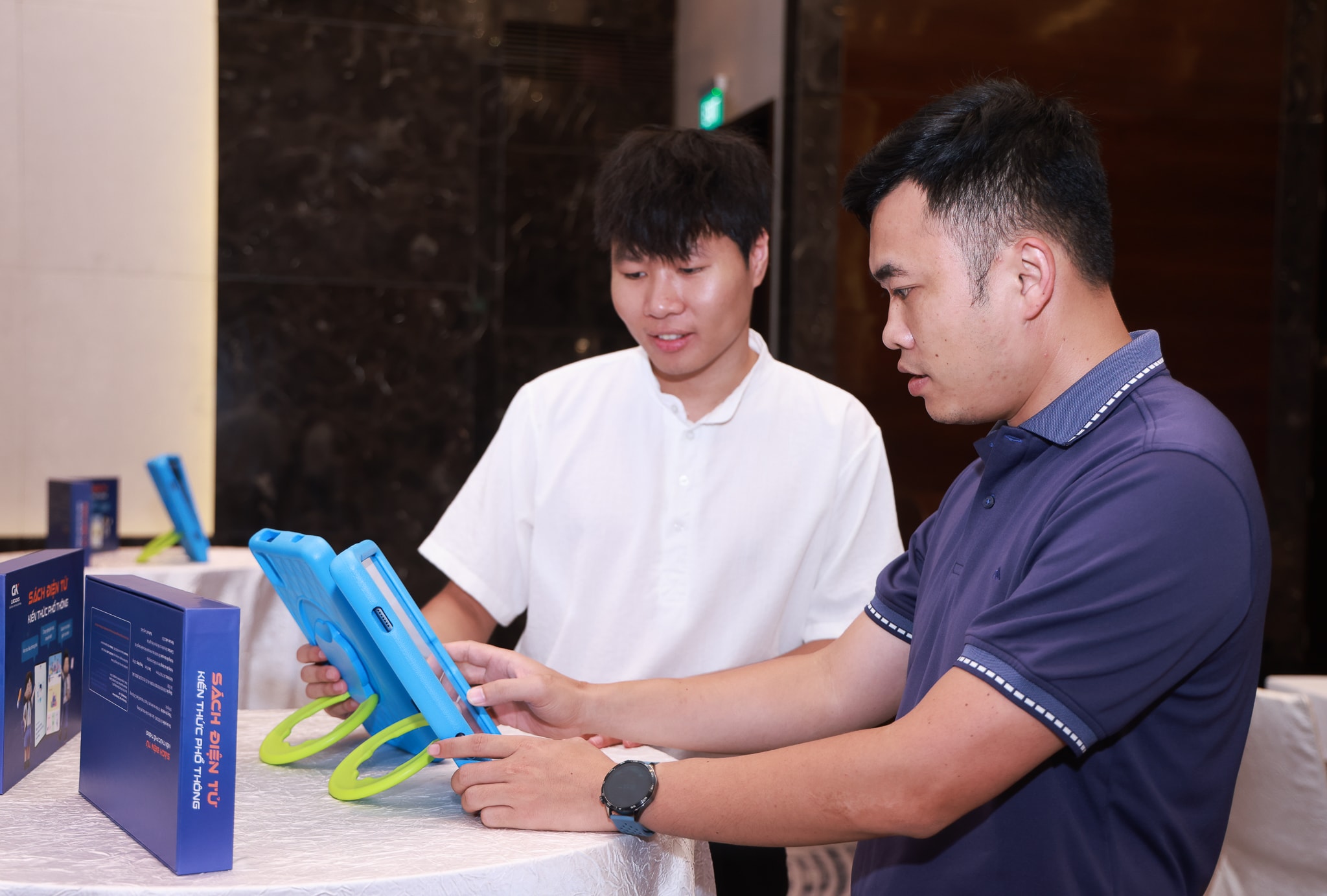 Dễ dàng sử dụng miễn phí Sách giáo khoa điện tử GK eBooks trên máy tính bảng