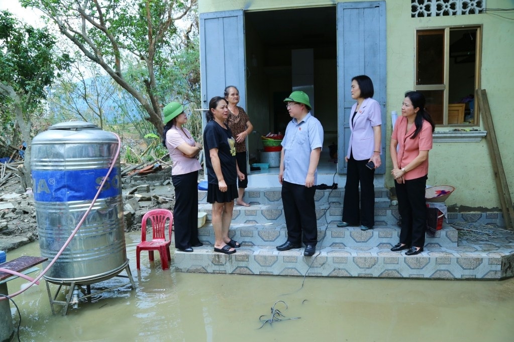 Đoàn khảo sát kiểm tra thực tế và chia sẻ với Nhân dân khu 5, phường Bắc Sơn, TP. Uông Bí về những thiệt hại sau bão