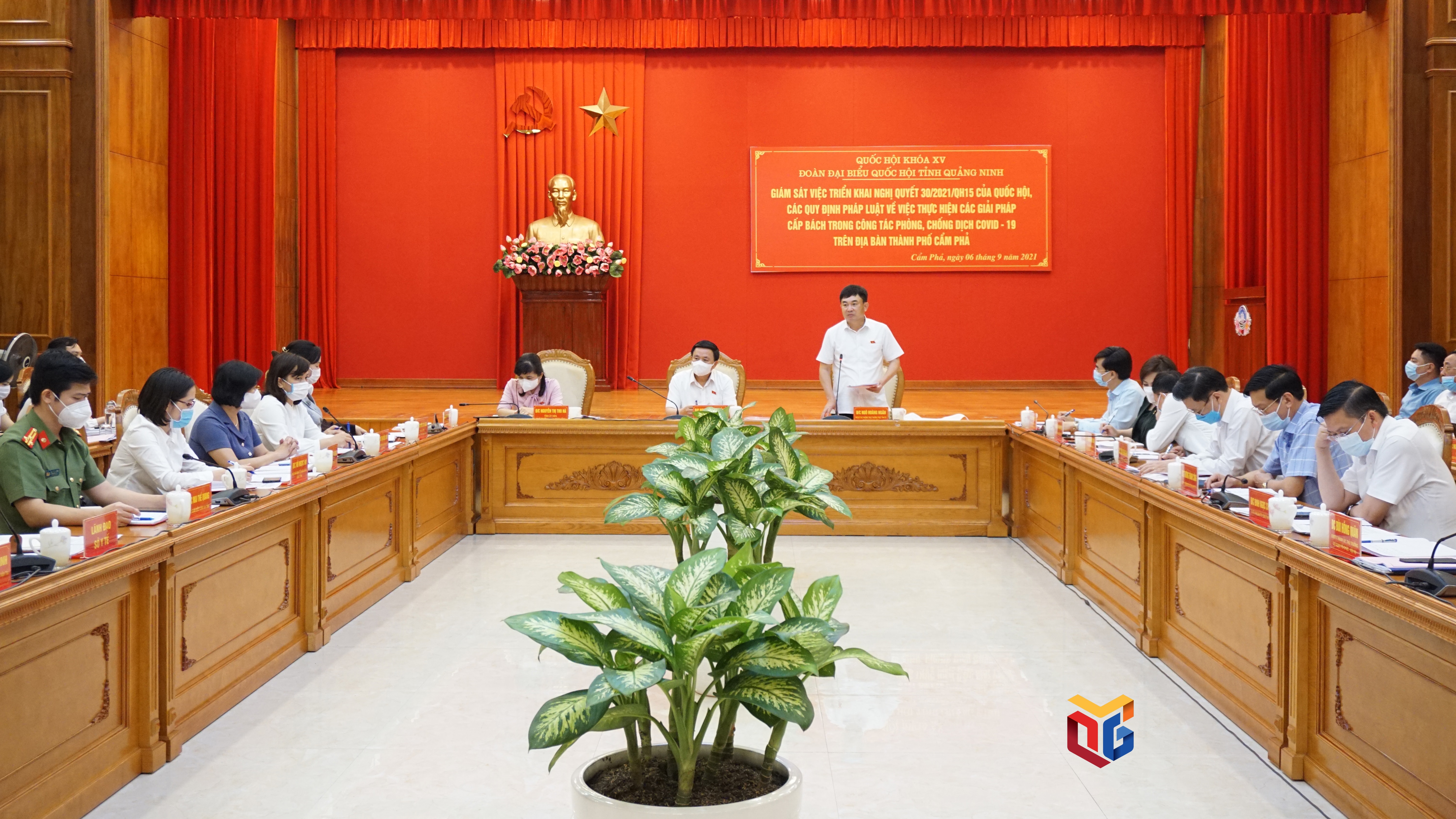 Đồng chí Ngô Hoàng Ngân, Phó Bí thư Thường trực Tỉnh ủy, Trưởng đoàn ĐBQH tỉnh phát biểu kết luận buổi giám 