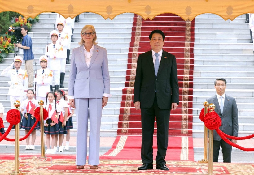 Chủ tịch nước Lương Cường và Toàn quyền Australia Sam Mostyn trên bục danh dự, nghe Quân nhạc cử Quốc thiều hai nước. Ảnh: Lâm Khánh/ TTXVN