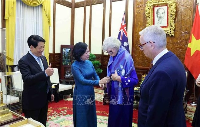 State President Luong Cuong's spouse Nguyen Thi Minh Nguyet presents a souvenir to Australian Governor-General Sam Mostyn. (Photo: VNA) trao-tang-ok.jpg