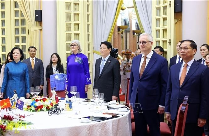 State President Luong Cuong, his spouse, together with Australian Governor-General Sam Mostyn and her spouse and delegates take part in a flag-saluting ceremony at the banquet. (Photo: VNA)