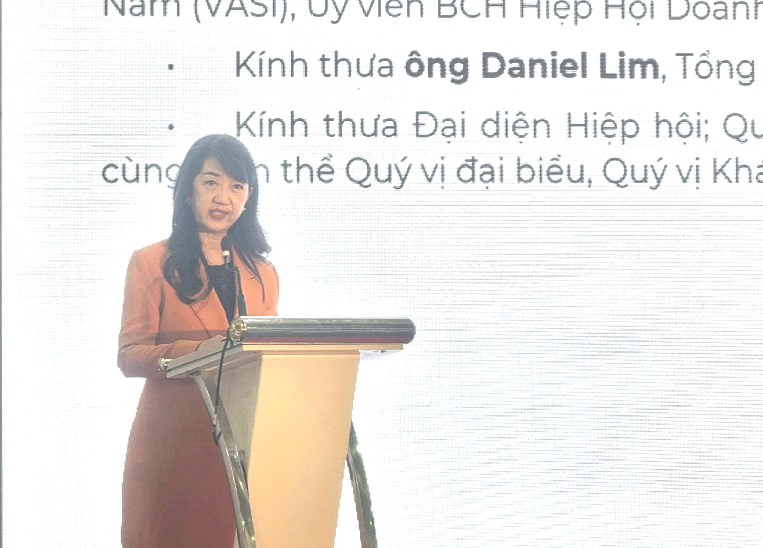 Bà Varaporn Dhamcharee, Tổng giám đốc RX Tradex Thái Lan và Việt Nam phát biểu tại sự kiện.