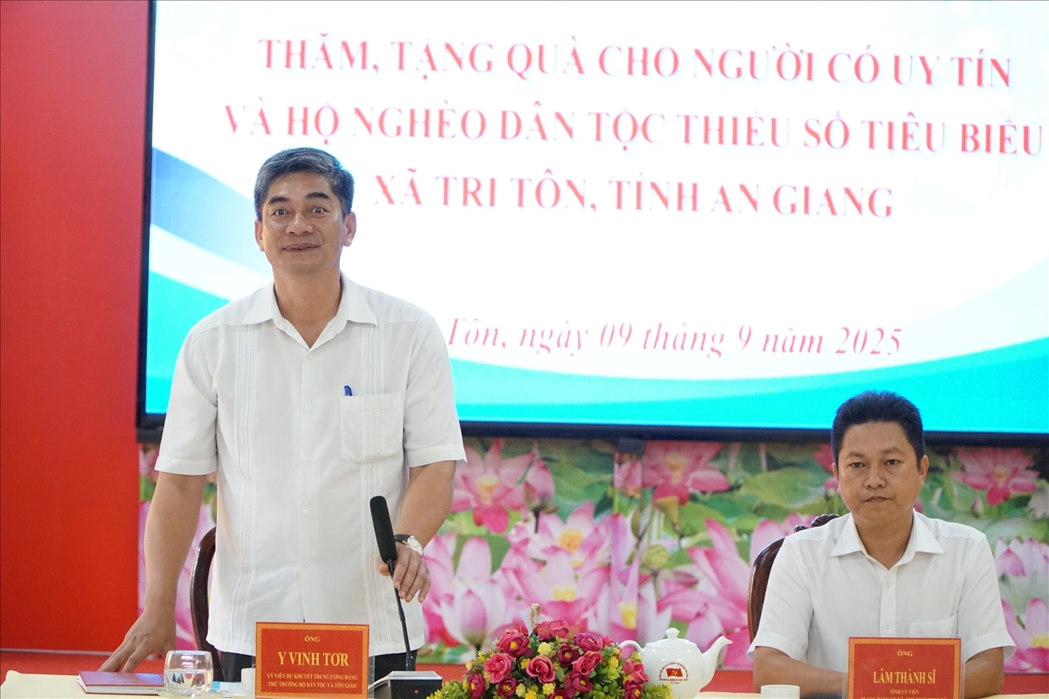 Thứ trưởng Bộ Dân tộc và Tôn giáo Y Vinh Tơr phát biểu tại buổi làm việc ở xã Tri Tôn. Ảnh Tào Đạt