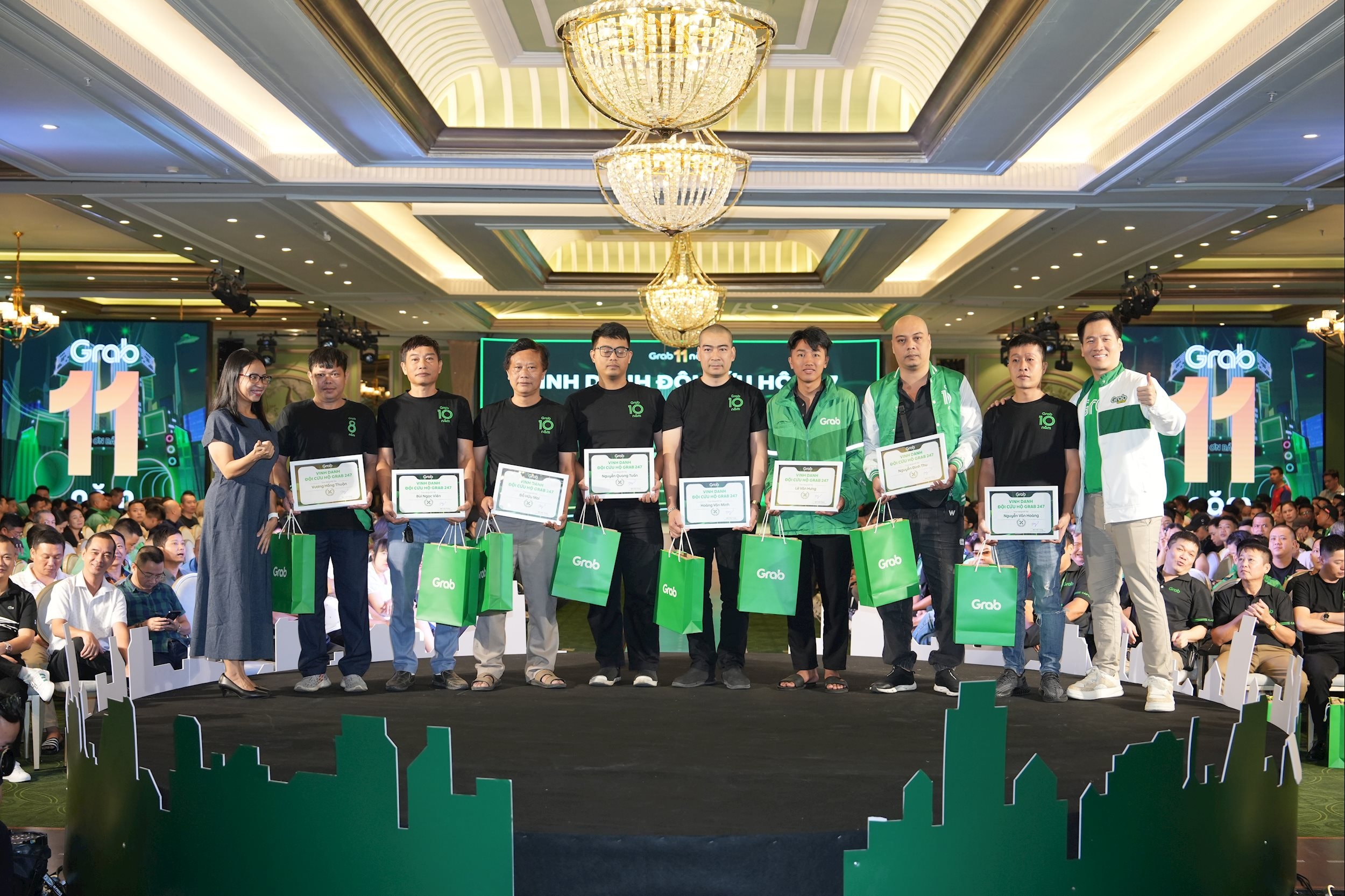 Grab vinh danh các bác tài hoạt động tích cực trong đội cứu hộ 247