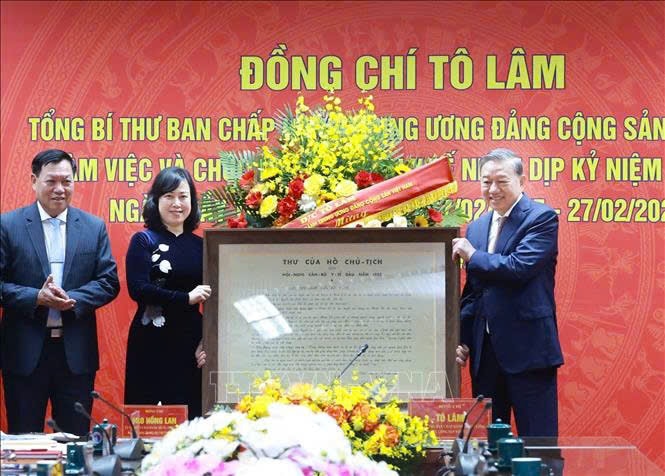 Tổng Bí thư Tô Lâm trao tặng Thư của Chủ tịch Hồ Chí Minh gửi Hội nghị cán bộ y tế đầu năm 1955 cho lãnh đạo Bộ Y tế. Ảnh: TTXVN