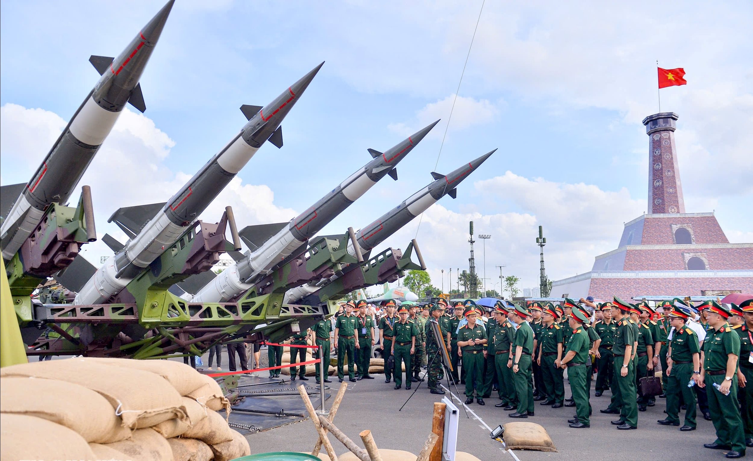 Bộ trưởng Bộ Quốc phòng, Đại tướng Phan Văn Giang thăm khu trưng bày ngoài trời của Bộ Quốc phòng
