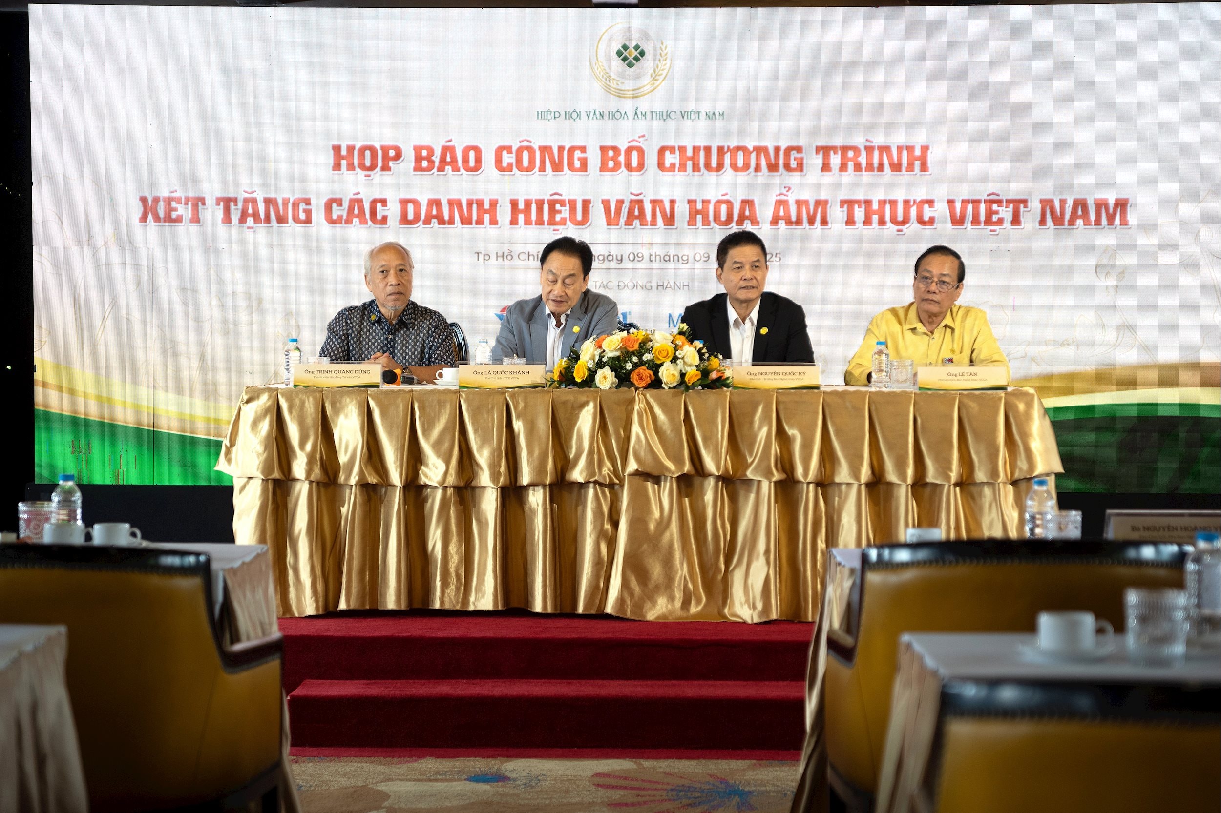 Các đại diện Ban tổ chức chương trình xét tặng Nghệ nhân Văn hóa Ẩm thực Việt Nam trao đổi tại Họp báo