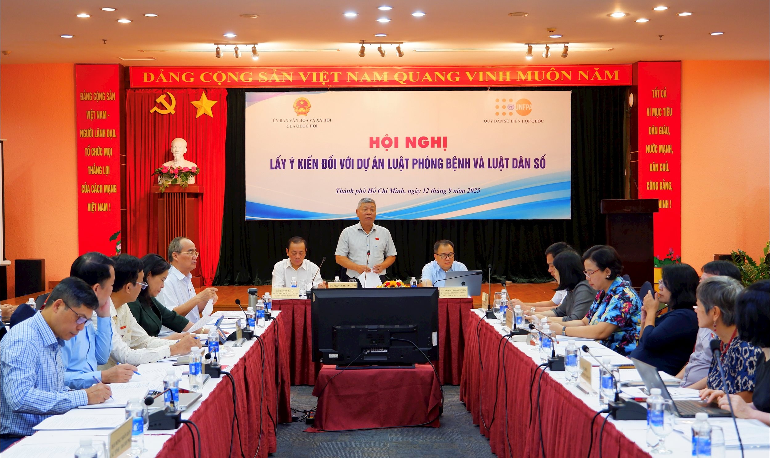 Toàn cảnh hội nghị lấy ý kiến đối với dự án Luật Dân số sáng 12/9. Ảnh: Hoa L